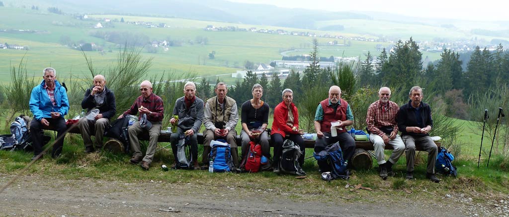 Gruppenbild der 10 Teilnehmer an der Lahn-Weg-Wanderung während einer Brotzeit.